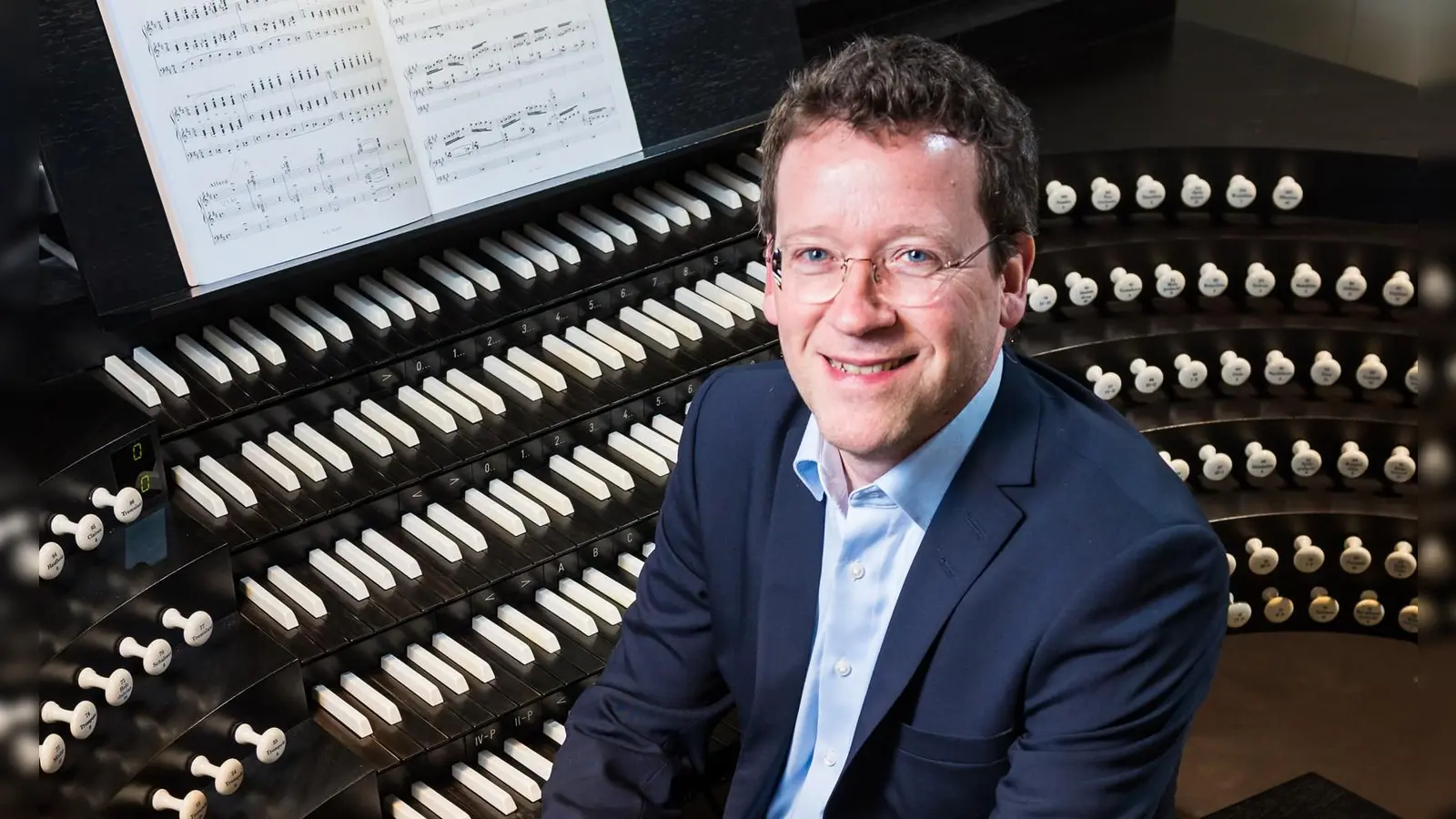 Prof. Stefan Schmidt am wunderschönen Spieltisch der Würzburger Domorgel. (Bild: Martin Mahlmeister)