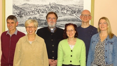 Alte und neue Funktionsträger im Pfarrgemeinderat Michelfeld (von links): der bisherige Vorsitzende Erwin Holl, die wiedergewählte Vorsitzende Sabine Hofmann, Diakon Franz-Josef Reck, Michaela Fischer, der neue Vorsitzende Konstantin Lindner und Verena Ziegler.  (Bild: Markus Müller)