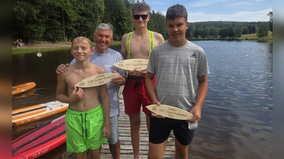 Die Sieger der SUP-Premiere am Bursweiher: Andreas Kick (2. v. r.), Bernhard Walter (2. v. l.) und Lukas Kraus (r.) gemeinsam mit dem jüngsten Teilnehmer Alexander Eckl (l.). (Bild: Thomas Bartmann)