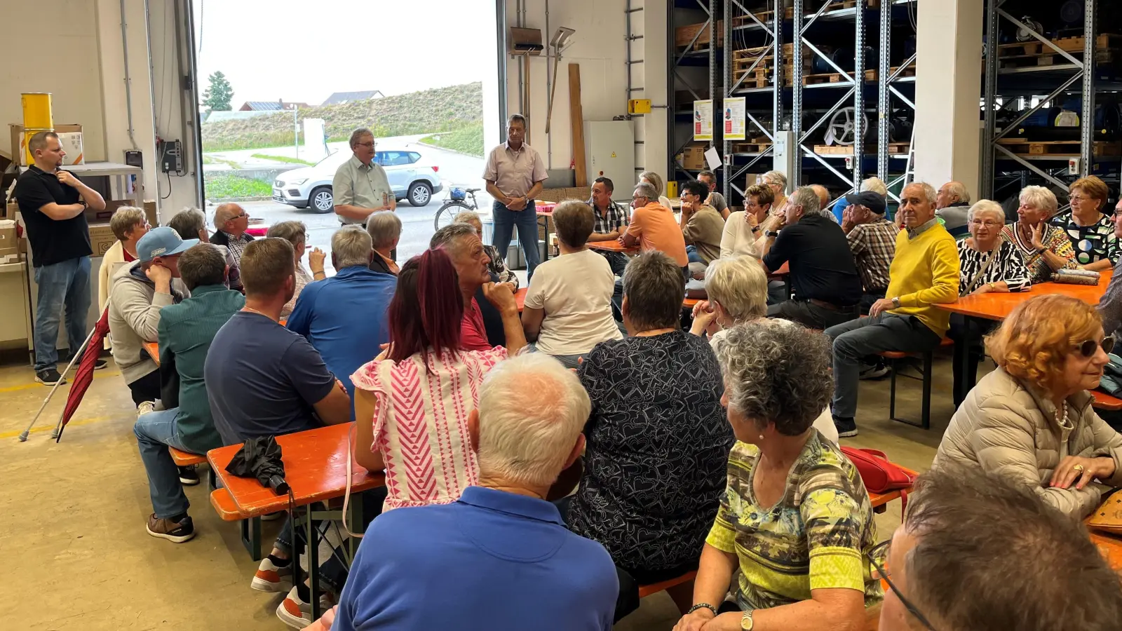 Wetterbedingt fand ein Teil der Informationsveranstaltung für die Siedlergemeinschaft „Am Schafacker“ im Magazin des ZMS-Technikgebäudes statt. Von Verbandsdirektor Thomas Knoll (stehend Mitte) gab es an Ort und Stelle aktuelle Informationen über anstehende Projekte. (Bild: Franz Grabinger)