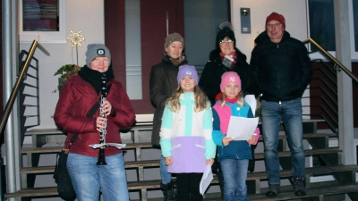 Bei jeder Station wurde ein Lied gespielt und Texte vorgetragen (Bild: Johann Bauer)
