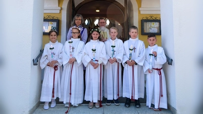 Unser Bild zeigt die Erstkommunionkinder (vorne, von links): Ida Fischer, Marie Schreiner, Rosalie Wolfrum, Jeremias Hecht, Markus Helm und Silas Küffner – gemeinsam mit Pfarrer Robert Ploß (hinten, rechts) und der Pfarrgemeinderatssprecherin Jutta Braun (hinten, links).  (Bild: Rebekka Müller)