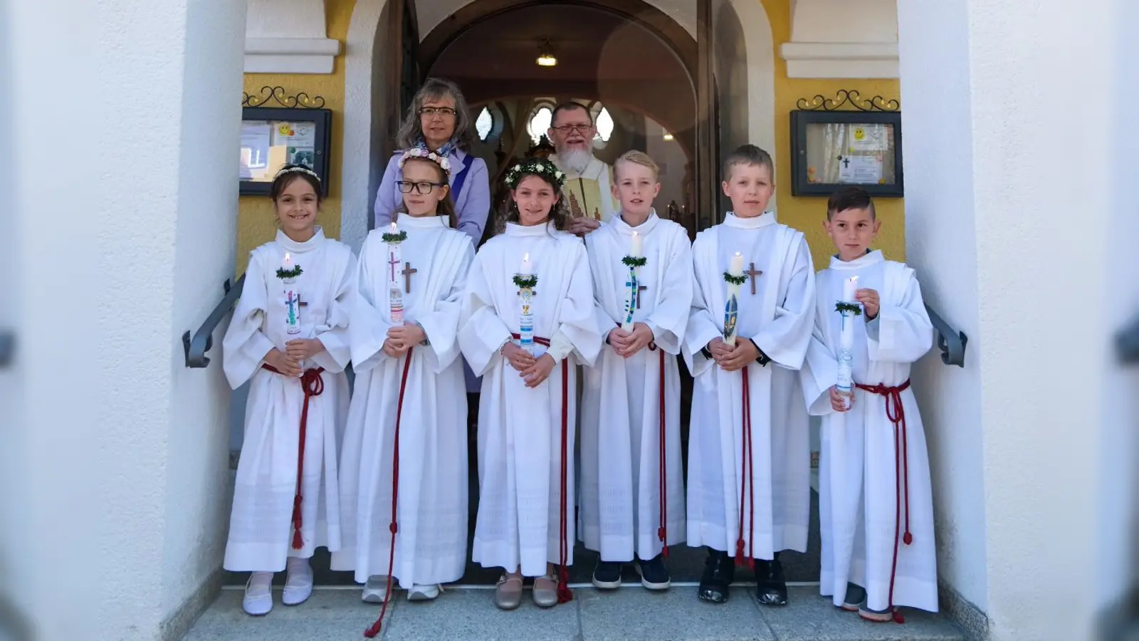 Unser Bild zeigt die Erstkommunionkinder (vorne, von links): Ida Fischer, Marie Schreiner, Rosalie Wolfrum, Jeremias Hecht, Markus Helm und Silas Küffner – gemeinsam mit Pfarrer Robert Ploß (hinten, rechts) und der Pfarrgemeinderatssprecherin Jutta Braun (hinten, links).  (Bild: Rebekka Müller)