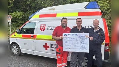 Spendenübergabe an v.l. Florian Himmelhuber und Sebastian Schötz durch Rotary-Präsident Marco Werner. (Bild: Erich Übler)