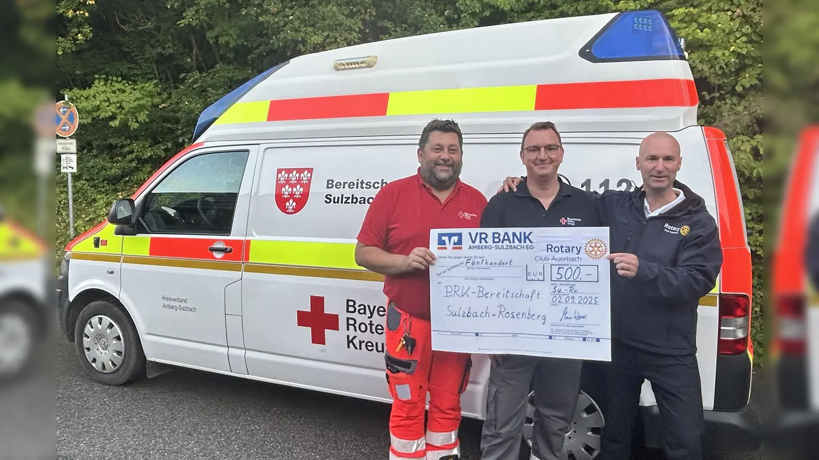 Spendenübergabe an v.l. Florian Himmelhuber und Sebastian Schötz durch Rotary-Präsident Marco Werner. (Bild: Erich Übler)