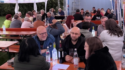 Zahlreich Gäste konnten die Siedlergemenschaft und die bSG Beyer beim Weinfest begrüßen. (Bild: Manuel Gössl)