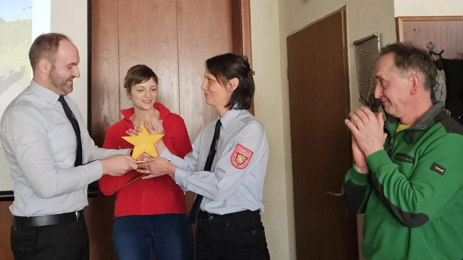 Bild von links: Vorsitzender Tobi Stangl übergibt als Auszeichnung und Dank an Katrin Baier, Susanne Guse und Klaus Beierl den „Goldenen Stern 2024 – für Wittschau TV – in der Kategorie Bester TV-Sender “. (Bild: Tobias Stangl)