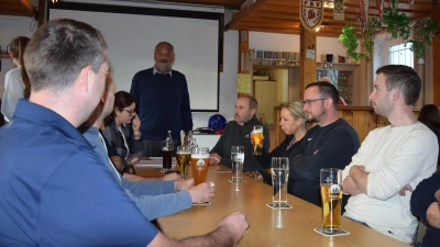 Bürgermeister und Vorsitzender der Vereinsgemeinschaft Josef Beimler (stehend) begrüßte die Vertreter der Waldthurner Vereine im FSV-Sportheim. (Bild: Tanja Pflaum )