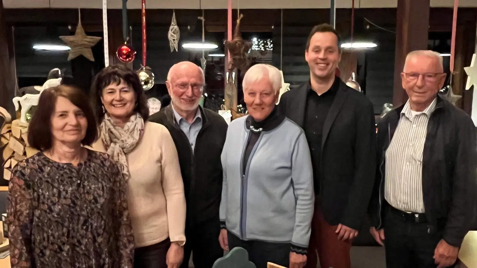 Zu einem Abendessen hatte das BRK-Seniorenheim St. Barbara alle im Heim ehrenamtlich Tätigen eingeladen. Von links: Gerontotherapeutin Anita Dobmeier, Heimleiterin Astrid Geitner, Holzwerkgruppenleiter Josef Kohl, Leiterin der Klangbrettgruppe Hildegard Kohl, BRK-Kreisgeschäftsführer Sebastian Schaller, Heimsprecher Rudolf Wild. Mit im Bild die von der Holzwerkgruppe für Kreisgeschäftsführer Schaller gefertigte Krippe. (Bild: Elfriede Gerstmann)
