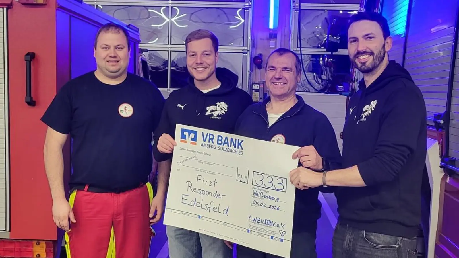 Bei der symbolischen Scheckübergabe: Manfred Rupprecht (Teamchef der First Responder Edelsfeld), Marius Brandt (Vorsitzender des 1.WZVBBVe.V.), Oliver Iwaneck von den First Respondern Edelsfeld und Stefan Kohl, 2. Vorsitzender des 1.WZVBBVe.V. (v. l.) (Bild: Andreas Breu)