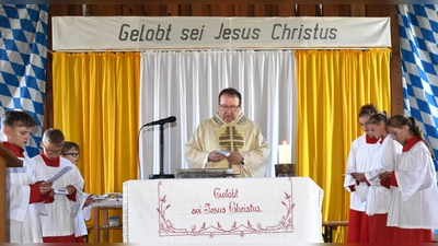 Pfarrer Dr. Josef Schierl, aus der Pfarrei llschwang stammend, war heuer Zelebrant des Festgottesdienstes aus Anlass des Patrozinums der St. Johannes Kapelle in Stifterslohe. (Bild: Norbert Weis)
