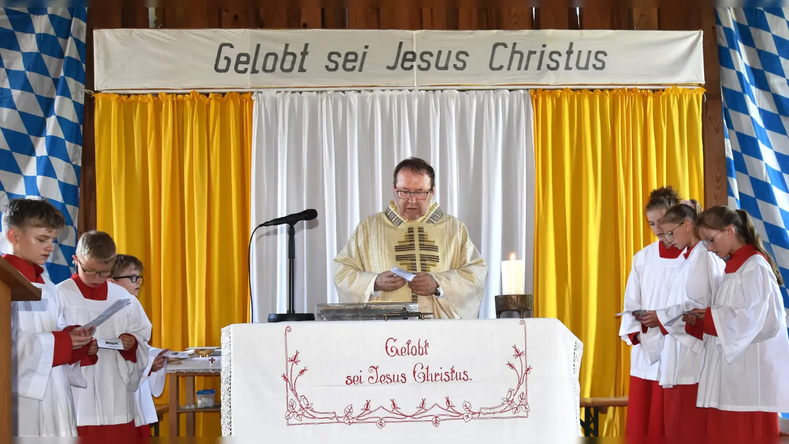 Pfarrer Dr. Josef Schierl, aus der Pfarrei llschwang stammend, war heuer Zelebrant des Festgottesdienstes aus Anlass des Patrozinums der St. Johannes Kapelle in Stifterslohe. (Bild: Norbert Weis)