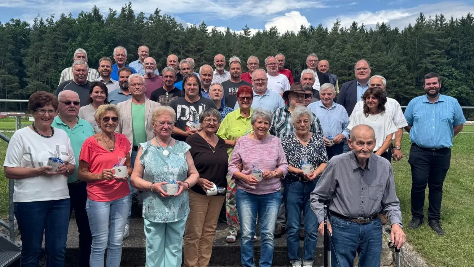 Die SC-Vorsitzenden Patrick Gebhardt und Martina Breundl ehrten zahlreiche Mitglieder für 40 und 50 Jahre Vereinszugehörigkeit. (Bild: Alina Bäumler)