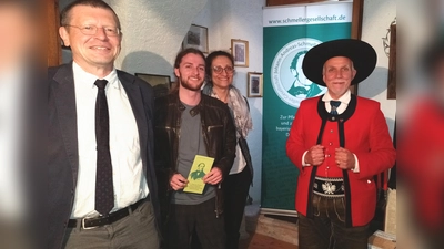 Vorsitzender Christian Ferstl (links) freute sich mit Gastgeber Hugo-Daniel Stoffella (rechts) über die im Rahmen der Europa-Gespräche erfolgte Aufnahme der beiden neuen Mitglieder Stefan Semmelmann (Regensburg) und Prof. Maria Carmela Benvenuto (Rom) in die Schmeller-Gesellschaft. (Bild: Manfred Sailer)