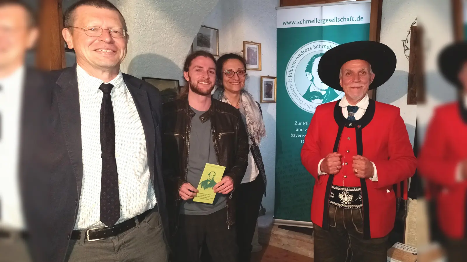 Vorsitzender Christian Ferstl (links) freute sich mit Gastgeber Hugo-Daniel Stoffella (rechts) über die im Rahmen der Europa-Gespräche erfolgte Aufnahme der beiden neuen Mitglieder Stefan Semmelmann (Regensburg) und Prof. Maria Carmela Benvenuto (Rom) in die Schmeller-Gesellschaft. (Bild: Manfred Sailer)