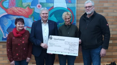 Eine Spende über 1000 Euro übergeben Vorstandsmitglieder der Kolpingfamilie an die Naab-Werkstätten. (Bild: Jürgen Anzer/exb)