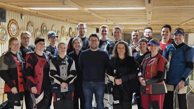 Die Schützen und Schützinnen vor dem Duell (Bild: Stefan Kraus)