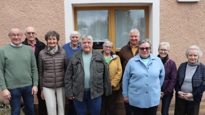 Die neue Vorstandschaft des VdK Ortsverbandes Rieden-Vilshofen-Ensdorf mit der Ersten Vorsitzenden Marga Kraus (3.v.l.), Riedens Bürgermeister Erwin Geitner (l.) und der VdK-Kreisvorsitzenden Marianne Kies-Baldasty (r.). (Bild: Michael Rabenhofer)