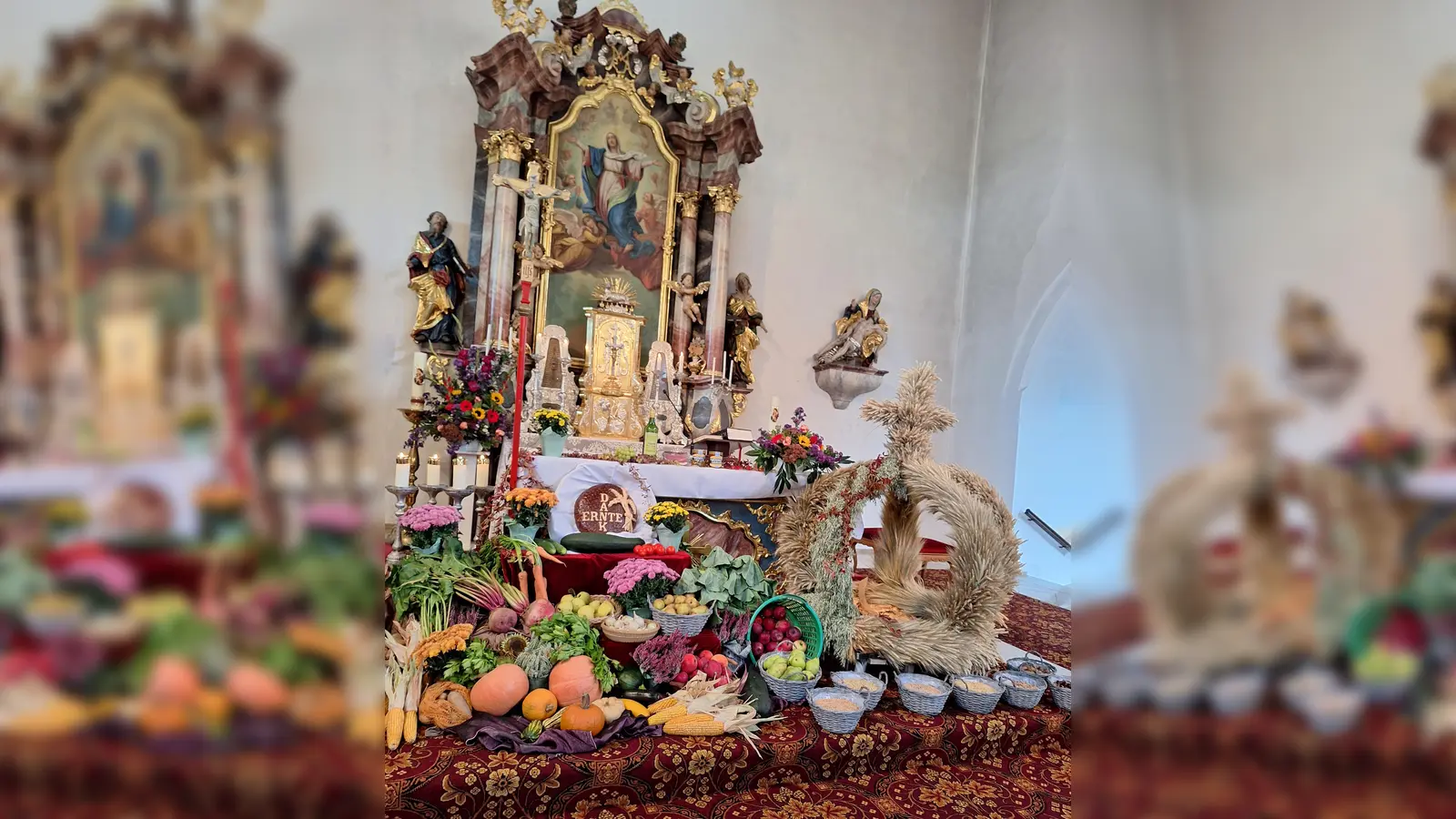 Der schön geschmückte Erntealtar mit Erntekrone (Bild: Barbara Dirrigl)