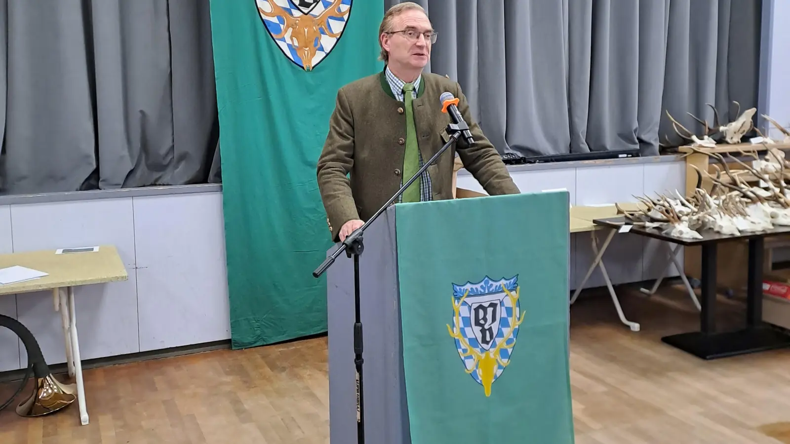 BJV-Bezirksvorsitzender Alexander Flierl informierte über die Reform des bayerischen Jagdgesetzes. (Bild: Christina Mathes)