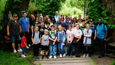 Die Erstkommunionkinder mit ihren Eltern und Begleitern vor dem Wildgarten in Furth im Wald (Bild: Christine Wendl)