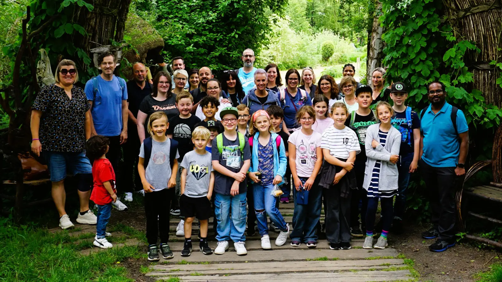 Die Erstkommunionkinder mit ihren Eltern und Begleitern vor dem Wildgarten in Furth im Wald (Bild: Christine Wendl)