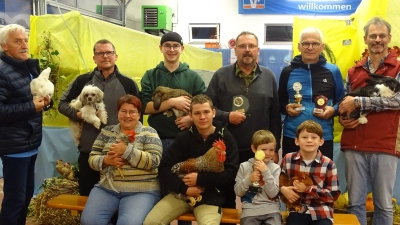 Die Preisträger mit ihren Tieren. (Bild: Hermann Herger)