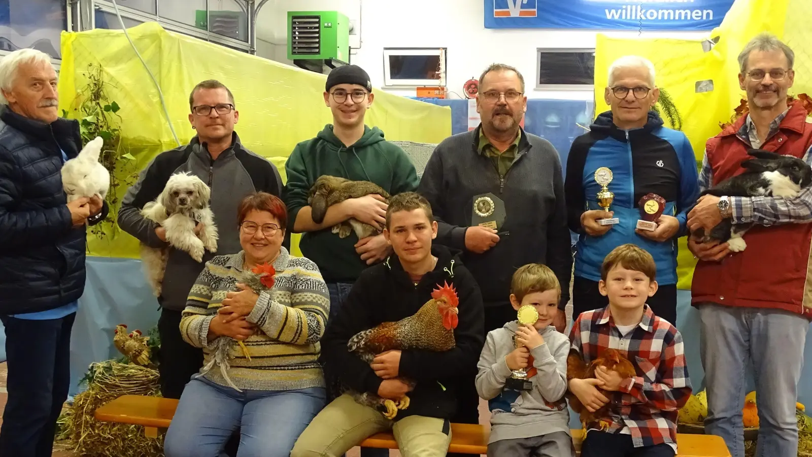 Die Preisträger mit ihren Tieren. (Bild: Hermann Herger)