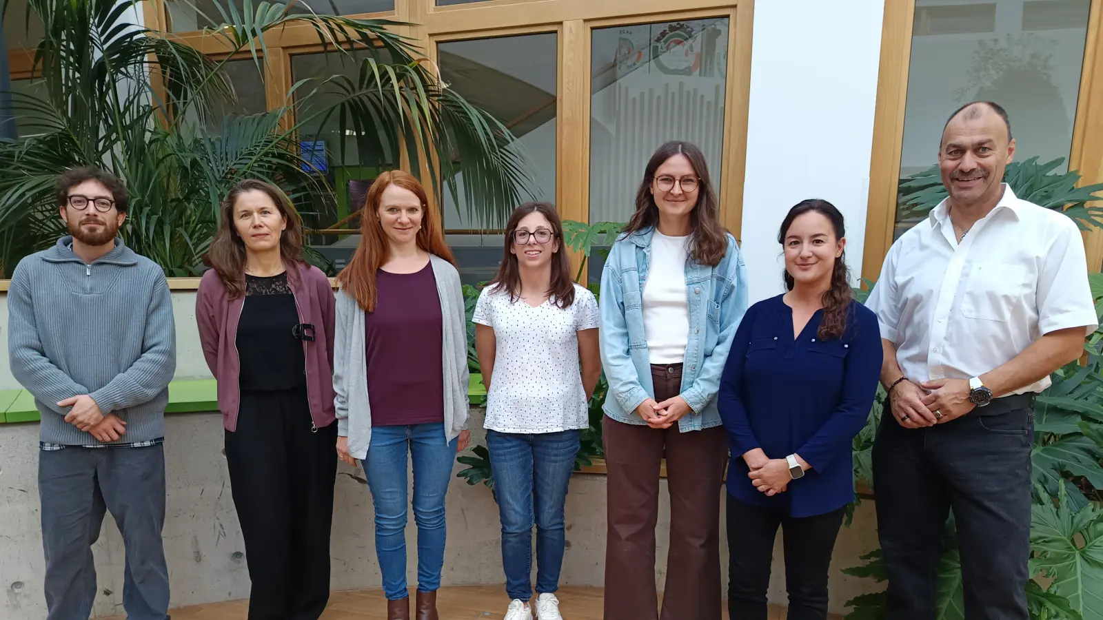 Realschuldirektor Martin Zimmermann (rechts) begrüßte das neue Lehrpersonal Artiom Lempert, Regina Graf, Johanna Gawlik, Daniela Loos, Lea Sommerer und Yasmin Linka an der Walter-Höllerer-Realschule (von links nach rechts). (Bild: Christian Langhans)