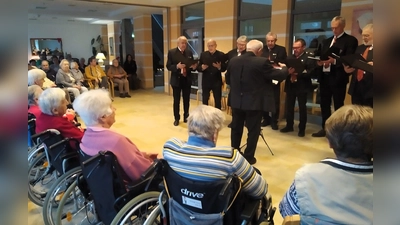 Der Chor des Schönseer Gesang- und Orchestervereins erfreute die Bewohner/innen mit weihnachtlichen Weisen.  (Bild: Michaela Mösbauer)