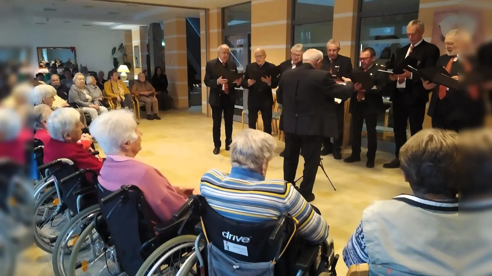Der Chor des Schönseer Gesang- und Orchestervereins erfreute die Bewohner/innen mit weihnachtlichen Weisen.  (Bild: Michaela Mösbauer)