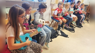 Bei Abenteuer Kultur entdecken Kinder die Welt der Musik, lernen Instrumente kennen und musizieren gemeinsam. (Bild: Jessica Müller)