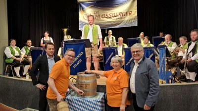 Dritter Bürgermeister Bernd Reil (2.v.l.) zapft im Beisein von MdL Martin Scharf, FWG-Ortsvorsitzender Karin Stahl und MdL Julian Preidl (v.r.) das erste Faß an und die Schlossberger eröffneten den Abend mit dem Marsch „Gruß an Böhmen“. (Bild: Karl Ziegler)