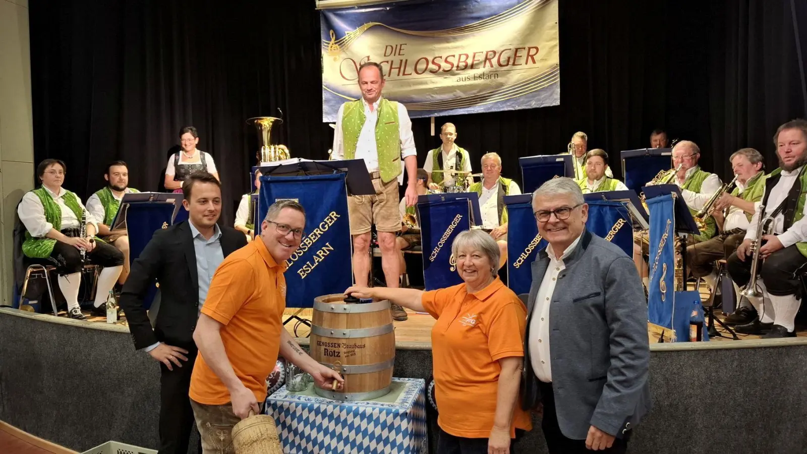 Dritter Bürgermeister Bernd Reil (2.v.l.) zapft im Beisein von MdL Martin Scharf, FWG-Ortsvorsitzender Karin Stahl und MdL Julian Preidl (v.r.) das erste Faß an und die Schlossberger eröffneten den Abend mit dem Marsch „Gruß an Böhmen“. (Bild: Karl Ziegler)