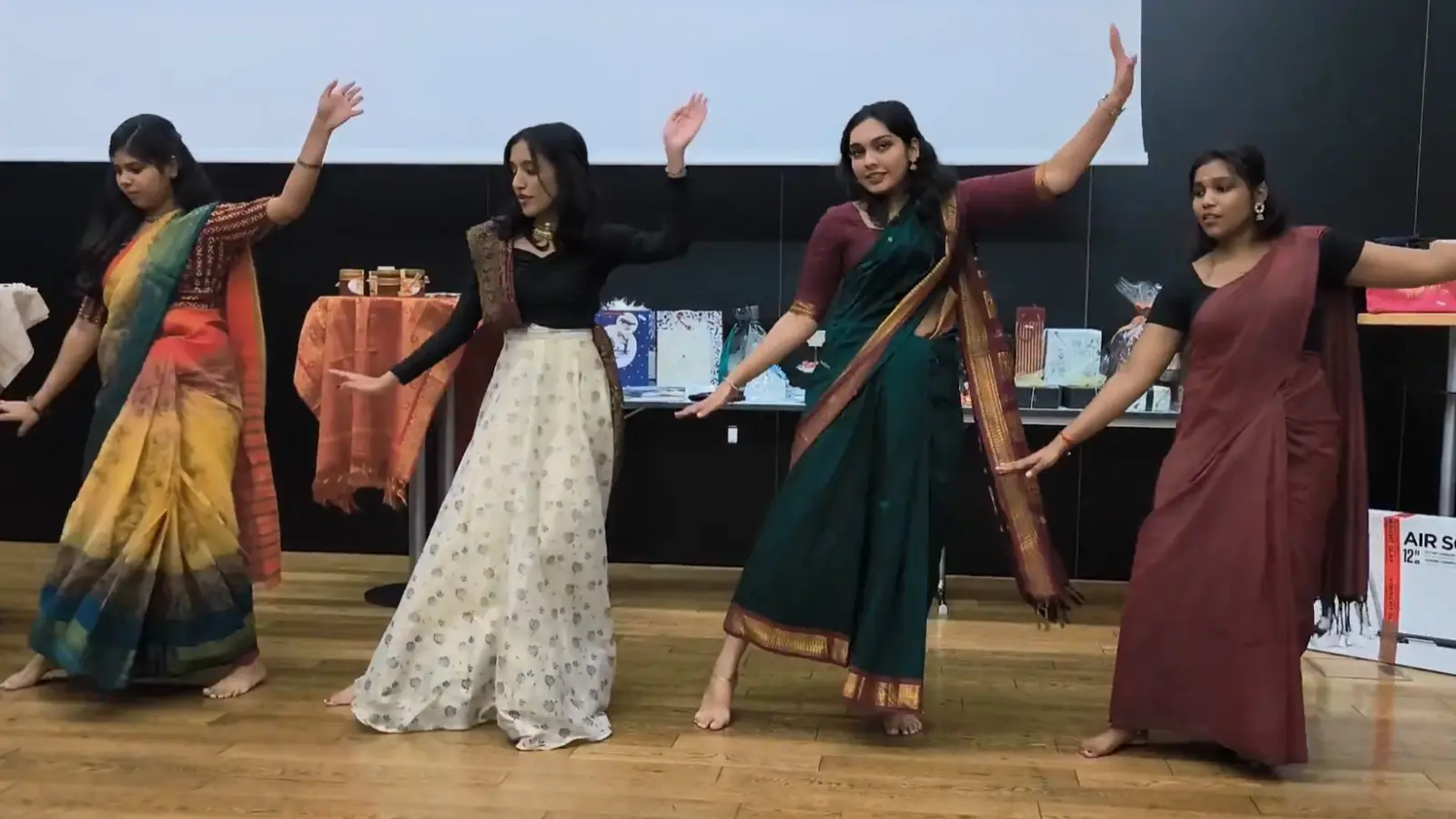 Indische Tänzerinnen. (Bild: Angelika Taube)