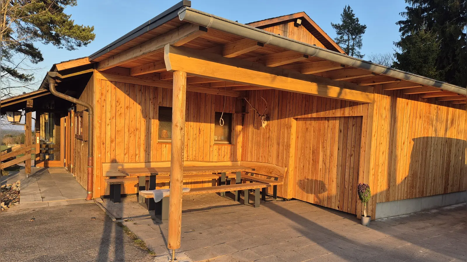 Wanderterrasse Rödlaser Berghütte. (Bild: Claudia Lobenhofer)