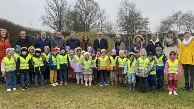 Die Gruppe der Vorschulkinder, die Informationen zu den Streuobstwiesen erhielten.  (Bild: Wolfgang Friedl)