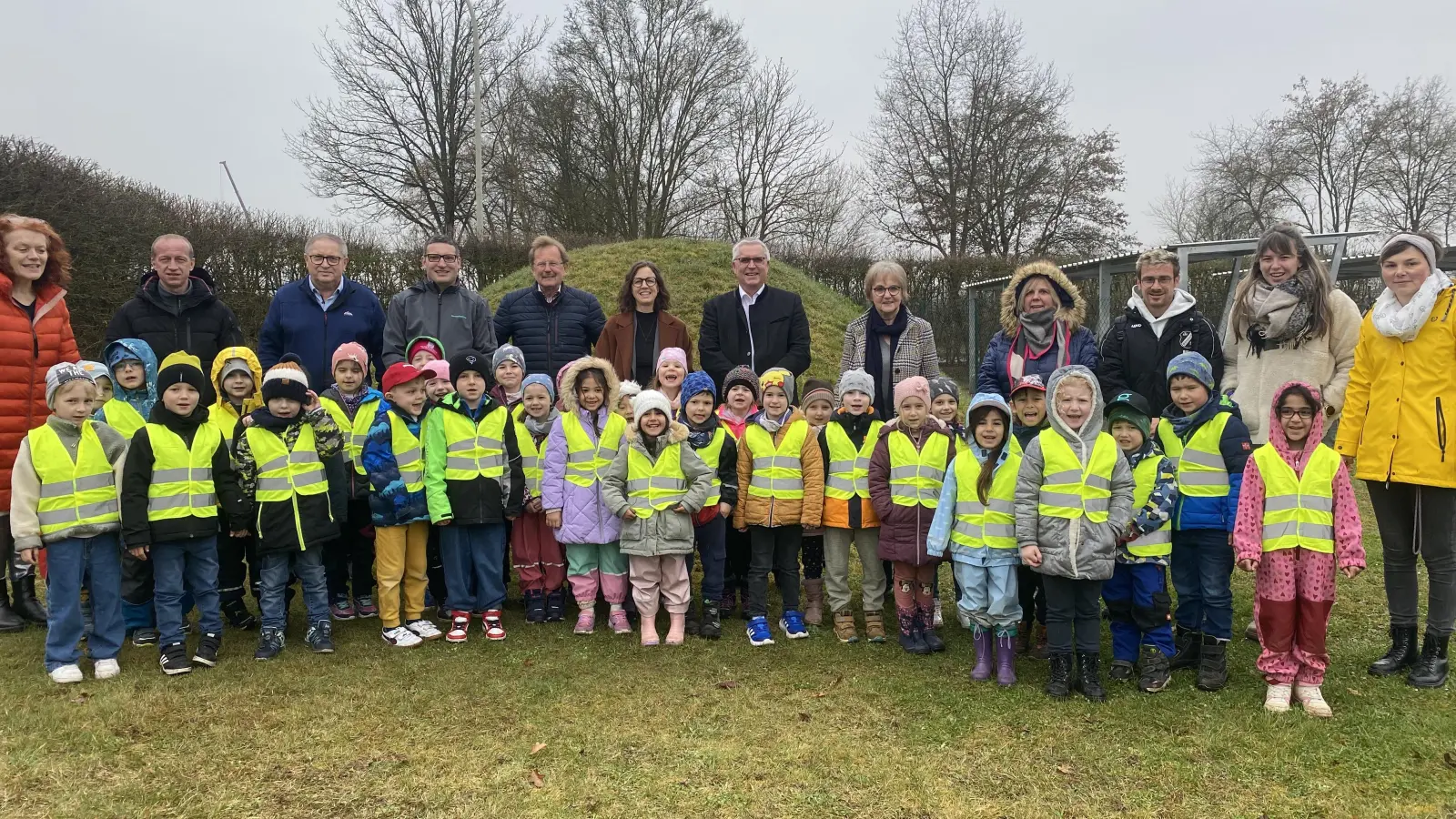 Die Gruppe der Vorschulkinder, die Informationen zu den Streuobstwiesen erhielten.  (Bild: Wolfgang Friedl)