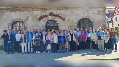 Erinnerungsfoto der Reisegruppe vor dem Alten Rathaus im Herzen der historischen Altstadt von Lauf an der Pegnitz. (Bild: Franz Melchner)