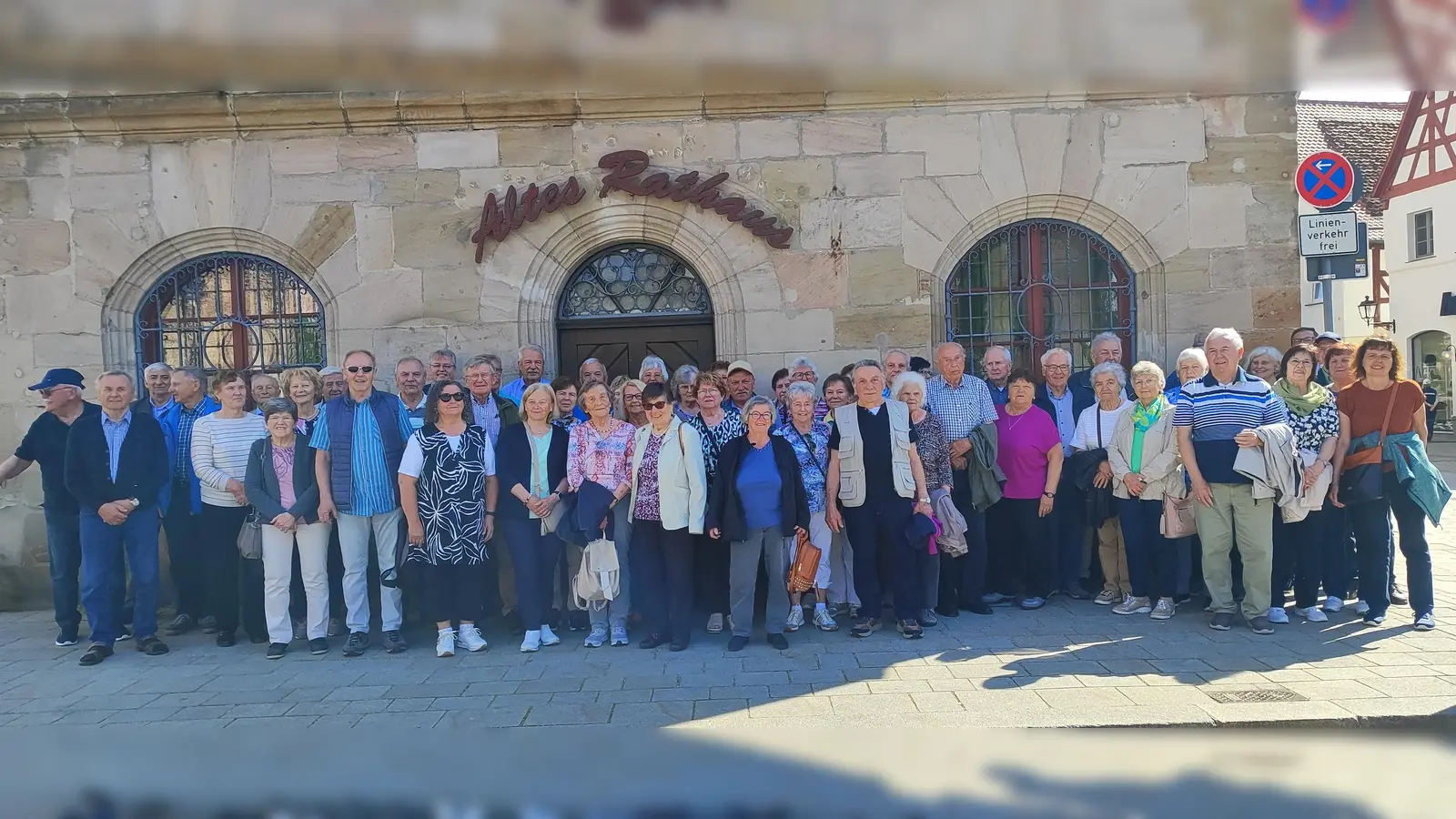 Erinnerungsfoto der Reisegruppe vor dem Alten Rathaus im Herzen der historischen Altstadt von Lauf an der Pegnitz. (Bild: Franz Melchner)