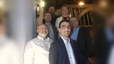 Der Club Old Tablers 69 Amberg hat eine neue Führungsmannschaft. Unten von links Schatzmeister Stefan Martin und Vizepräsident Markus Schuller, dahinter Past-Präsident Martin Asmus und Club-Sekretär Andreas Herrmann, IRO Andreas Diehl und Club-Präsident Manuel Kraus. (Bild: Hubert Uschald)
