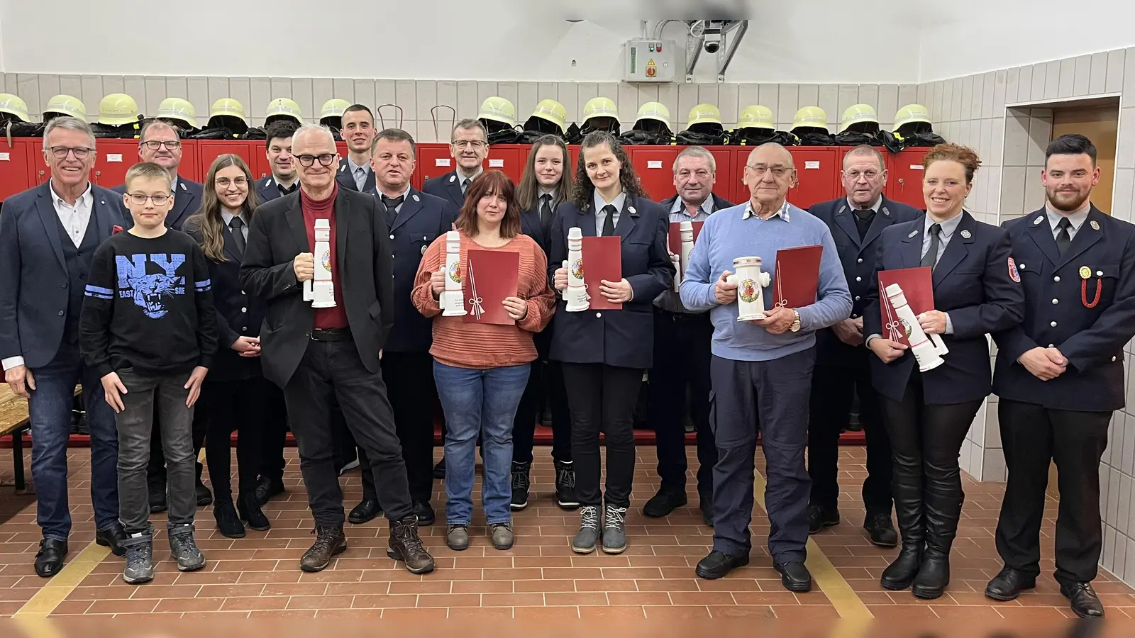 Die Vorstandschaft mit den geehrten Mitgliedern, den ausgeschiedenen Vorstandschaftsmitgliedern und der Neuaufnahme (Bild: Stefan Bauer)