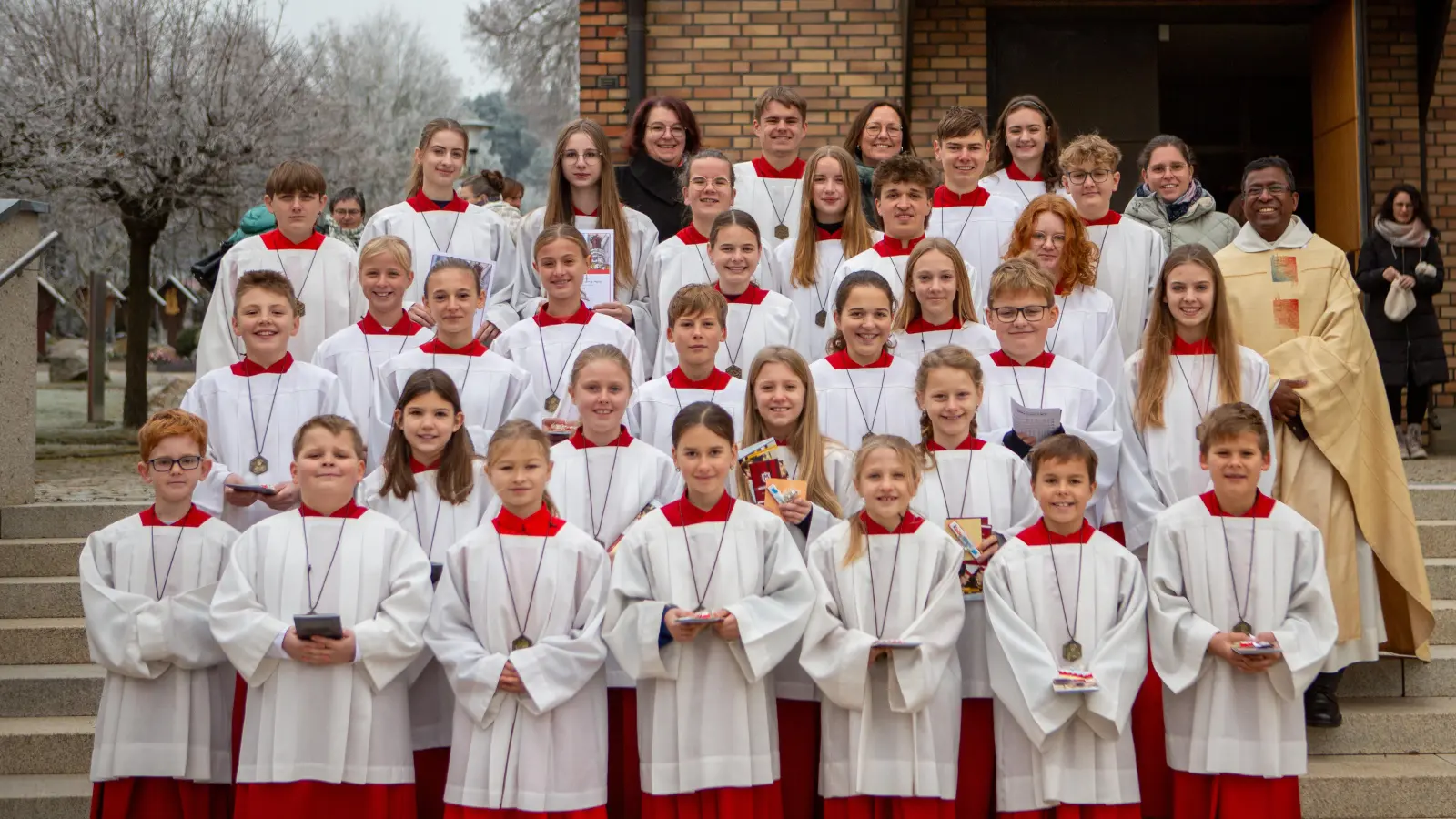 Neuministranten und Aufhörer der Pfarrei Dürnsricht-Wolfring-Högling  (Bild: Tobias Dittrich)