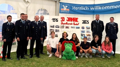 Die Jugendfeuerwehrler mit den Kommandanten Dr. Markus Feulner und Jakob Patzelt, KBM Jürgen Ehrnsberger, Ehrenkommandant Karl Sperl, Ehrenvorstand Richard Reiser, Jugendwart Jannik Kiener und Vorsitzendem Martin Reiser (von links) (Bild: Lothar Trager)