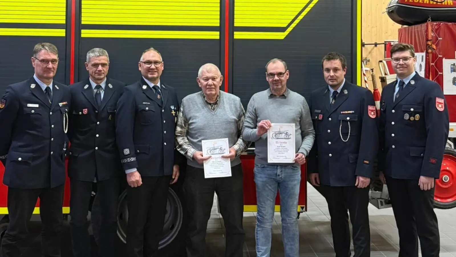 v.l. 2. stelv. Kommandant Janner Wolfgang, 2. Vorstand Andreas Fenzl, Bürgermeister Richard Kammerer, Werner Geyer (60 Jahre Mitgliedschaft), Ralf Wunder (45 Jahre Mitgliedschaft), stelv. Kommandant Martin Göppl, Johannes Lippik - Die Urkunden an die weiteren langjährigen Mitglieder werden anderweitig übergeben. (Bild: Anita Günther)