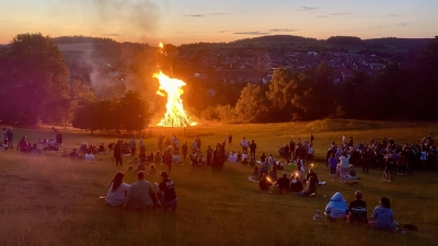 Noch lange in der Nacht brannte das Johannisfeuer am Hang gegenüber von Freudenberg und Wutschdorf. (Bild: Benno Riß)