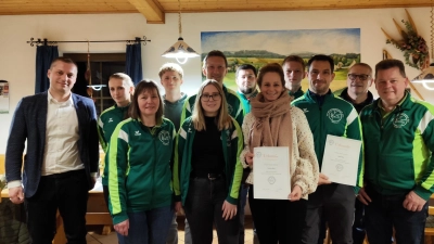 Neue Vorstandschaft der TSG-Aktiv mit den Geehrten. (Bild: Sophia Kneidl)