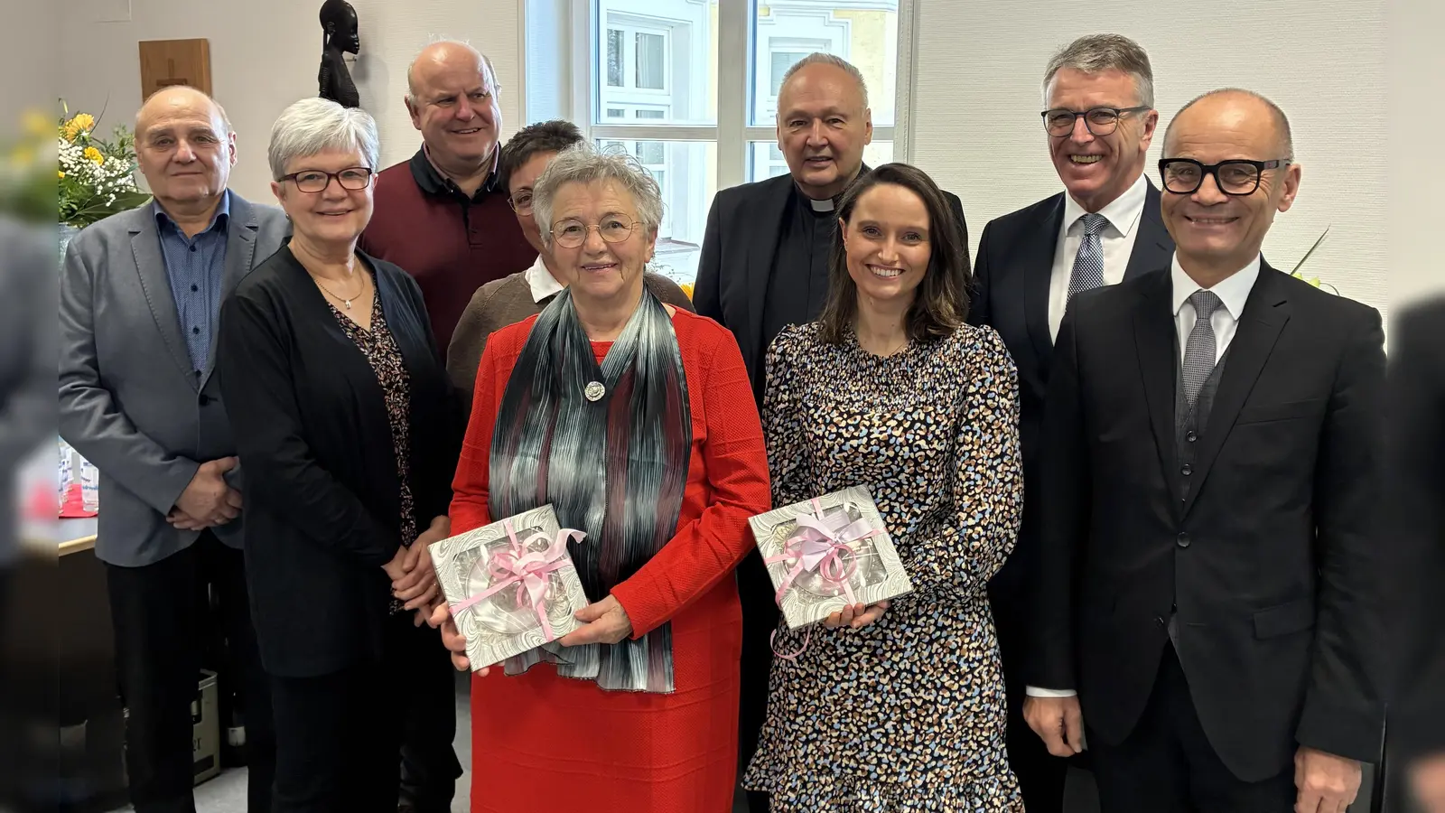 Hubert Kraus, Anneliese Beer, Thomas Pinzer, Edith Schön, Monika Bauer, Corinna Rosnitschek, H.H. Stadtpfarrer Georg Flierl, Erster Bürgermeister Franz Stahl, stellv. Landrat Dr. Alfred Scheidler (von links). (Bild: Irina Weiß)