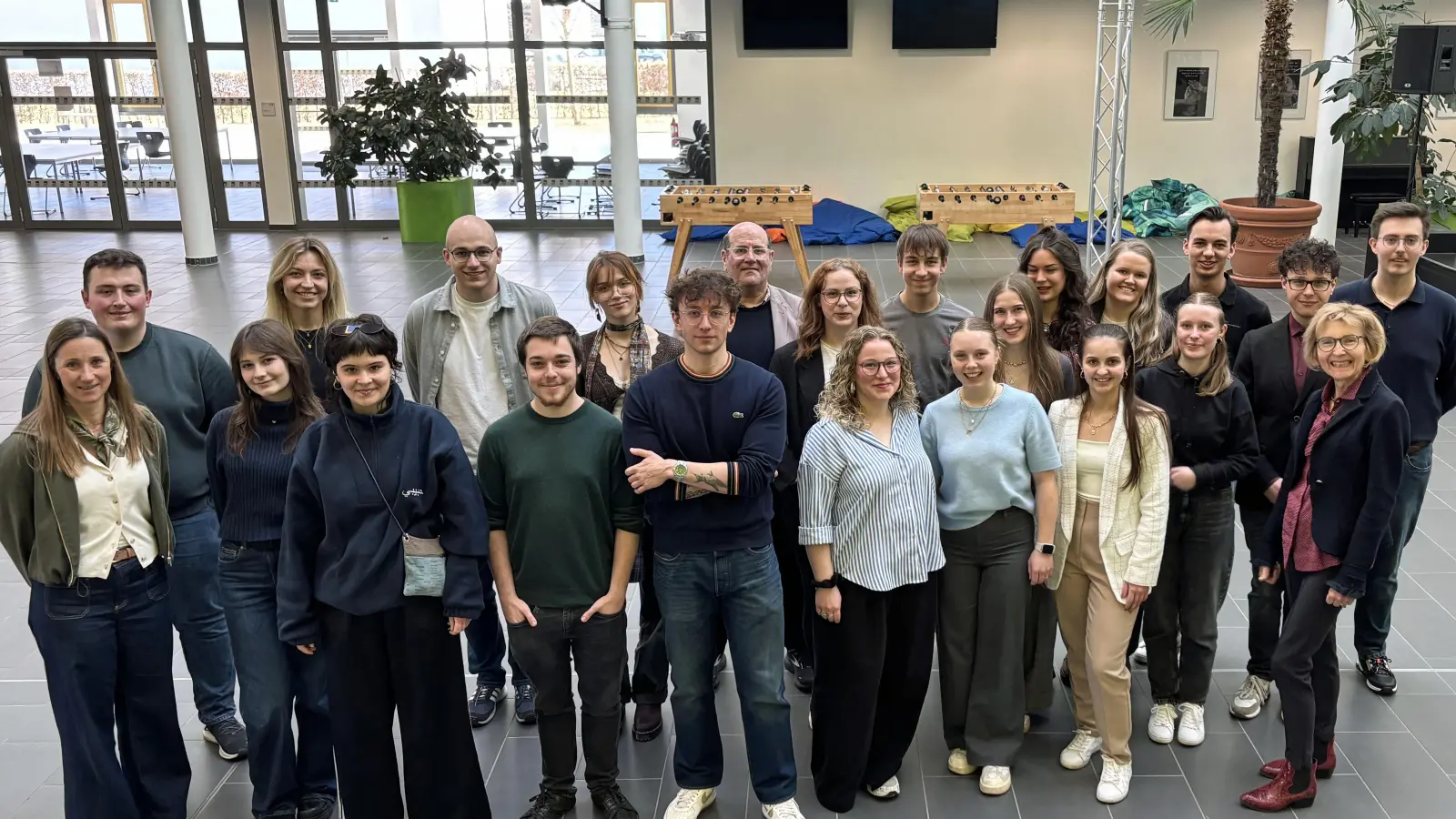 23 ehemalige Absolventen der FOS/BOS Weiden kehrten gerne an ihre Schule zurück, um die künftigen Abiturienten über ihre Studienerfahrungen zu informieren. (Bild: Silke Winkler)