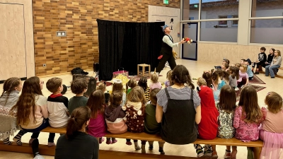 Sepp Schabernack in Aktion und alle Kids sind begeistert.  (Bild: Markus Kick)